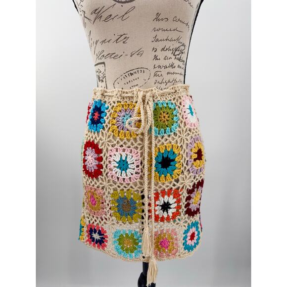 B1 Cupshe X JoJo Open Weave Crochet Mini Cover-Up Skirt M Floral Boho Festival - Picture 4 of 10